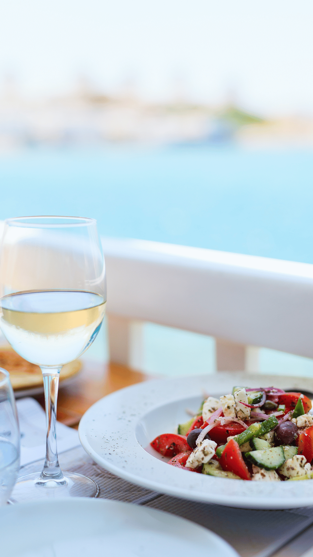 Griechisches Essen auf einem Teller im Restaurant Rhodos Mühlacker, mit traditionellen Gerichten wie Moussaka, Tzatziki und gefüllten Weinblättern.