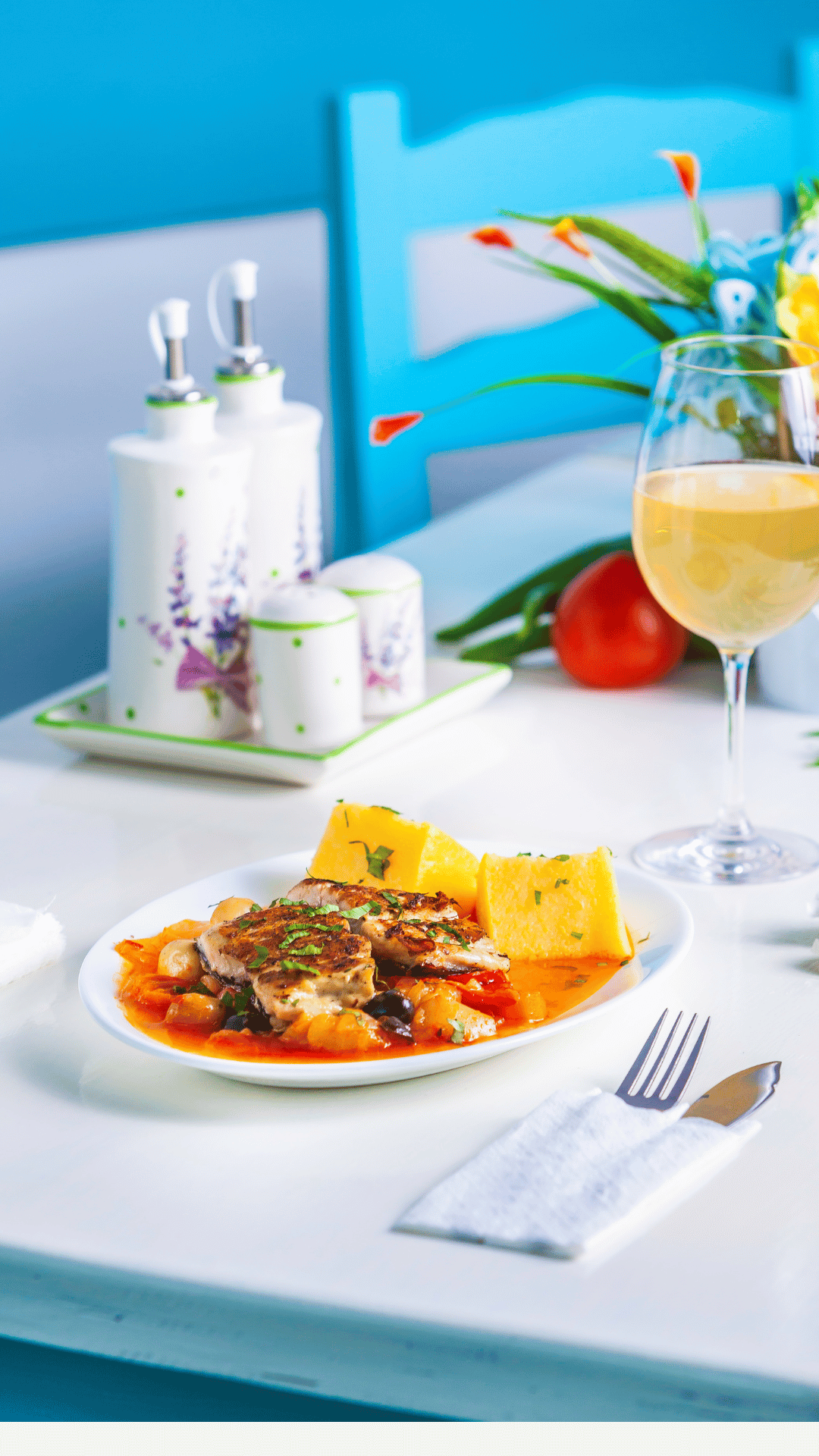 Griechisches Essen auf einem Teller im Restaurant Rhodos Mühlacker, mit traditionellen Gerichten wie Moussaka, Tzatziki und gefüllten Weinblättern.