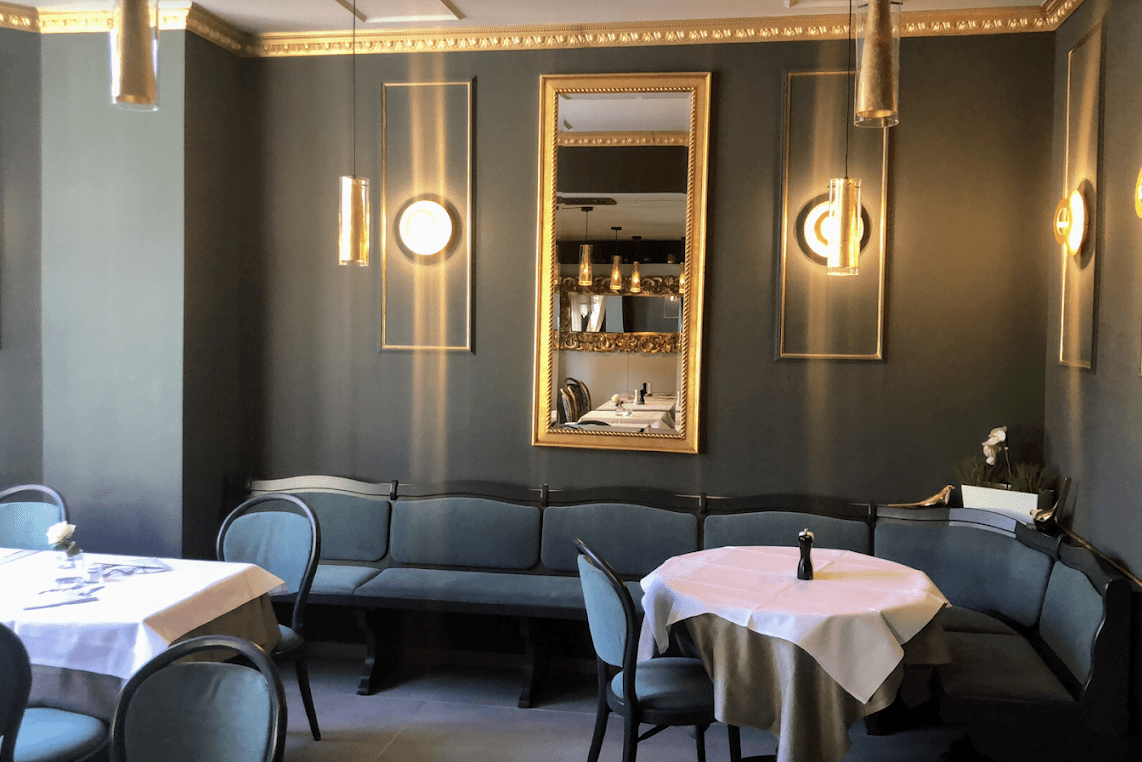 Rhodos Griechisches Essen auf einem Teller im Restaurant Rhodos Mühlacker, mit traditionellen Gerichten wie Moussaka, Tzatziki und gefüllten Weinblättern.